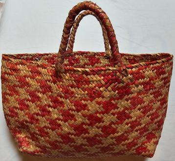 Trendy gekleurde rieten tas beschikbaar voor biedingen