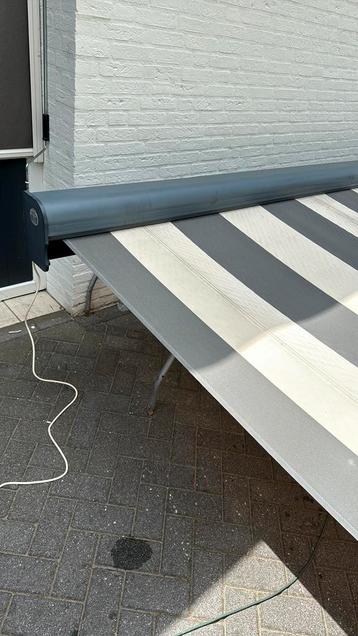 Antraciet zonnescherm breed 550 uitval 350 electrisch beschikbaar voor biedingen