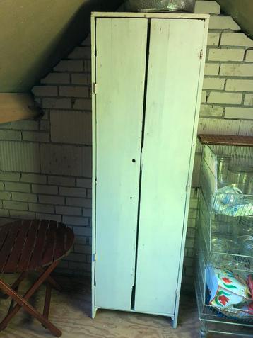 Brocante Oude smalle kast beschikbaar voor biedingen