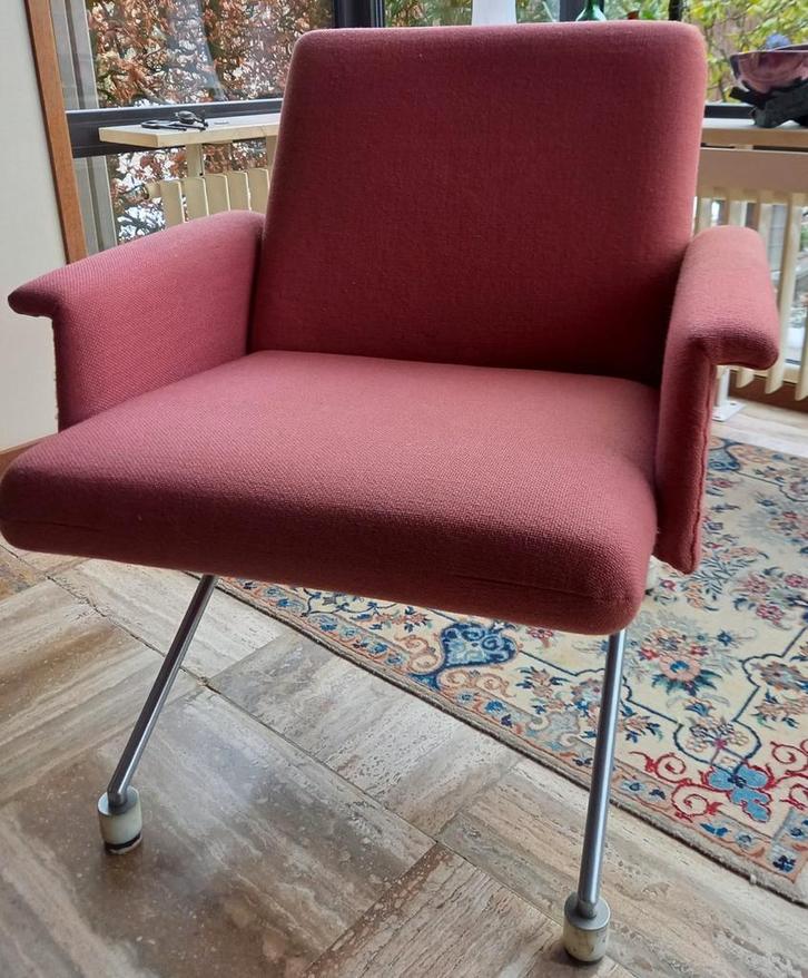 Vintage Gispen bank en stoelen set uit de jaren '60, Huis en Inrichting, Stoelen, Gebruikt, Twee, Metaal, Stof, Rood, Ophalen of Verzenden