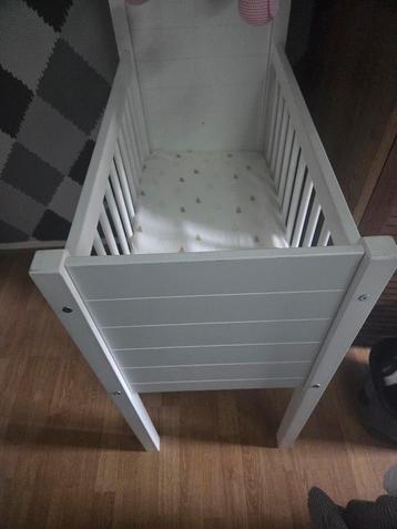 Babywieg/Ledikant met Matras - Zo Goed Als Nieuw! beschikbaar voor biedingen