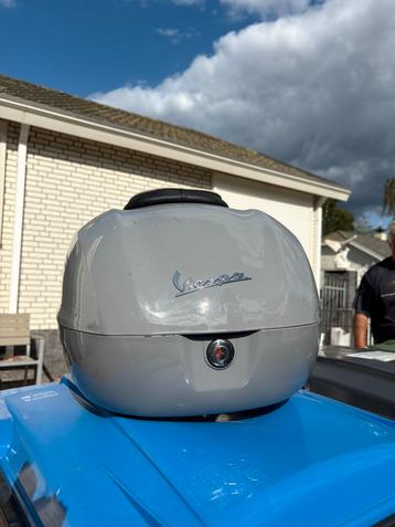 vespa topkoffer beschikbaar voor biedingen