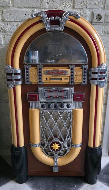Retro Jukebox met radio en CD-speler & verlichting beschikbaar voor biedingen