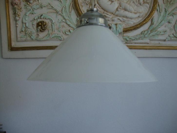 Oud Hanglampje melkglas ( opaal ) nr. 6, Huis en Inrichting, Lampen | Hanglampen, Gebruikt, Minder dan 50 cm, Glas, Metaal, Verzenden