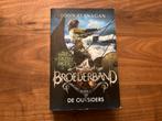 John Flanagan Broederband 1 De Outsiders boek softcover!, John Flanagan, Ophalen of Verzenden, Zo goed als nieuw