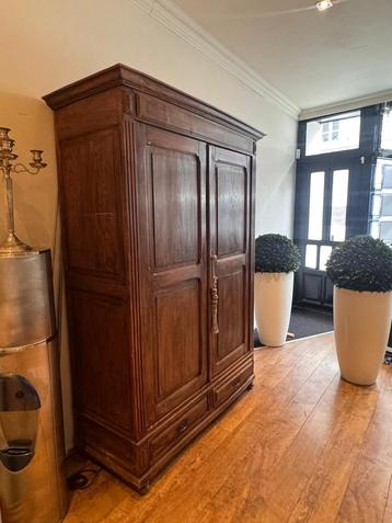 Massief houten kast met lades en planken beschikbaar voor biedingen