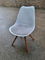Witte stoel met houten poten en grijze zitting, Wit, Ophalen of Verzenden, Zo goed als nieuw, Stof