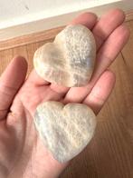 Edelsteen maansteen hart carvings 2 stuks, Verzamelen, Mineralen en Fossielen, Ophalen of Verzenden, Mineraal