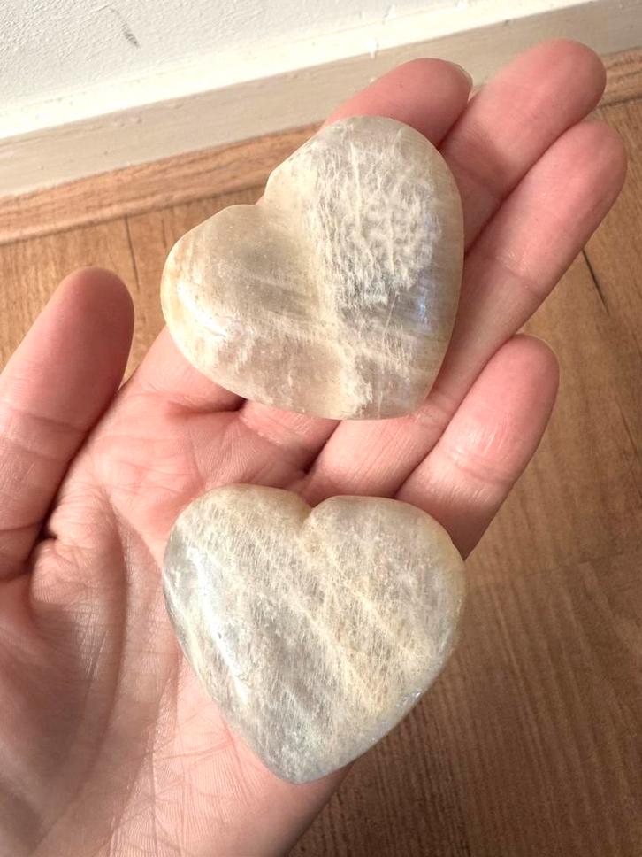 Edelsteen maansteen hart carvings 2 stuks, Verzamelen, Mineralen en Fossielen, Mineraal, Ophalen of Verzenden