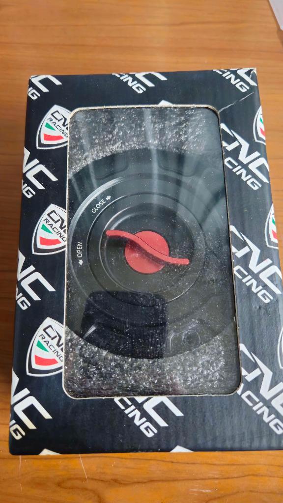 CNC RACING TSB11B Tank dop, Motoren, Accessoires | Overige, Zo goed als nieuw, Ophalen