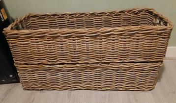 2 grote rieten manden. beschikbaar voor biedingen