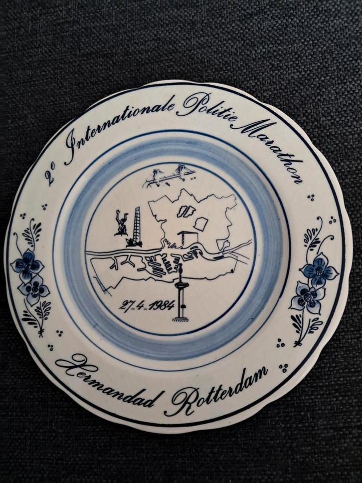 Delftsblauw bordje Politie Marathon Rotterdam 1984, Antiek en Kunst, Antiek | Wandborden en Tegels, Ophalen of Verzenden