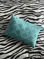 Prachtig velour kussen turquoise met motief, Huis en Inrichting, Woonaccessoires | Kussens, Ophalen, Zo goed als nieuw, Blauw