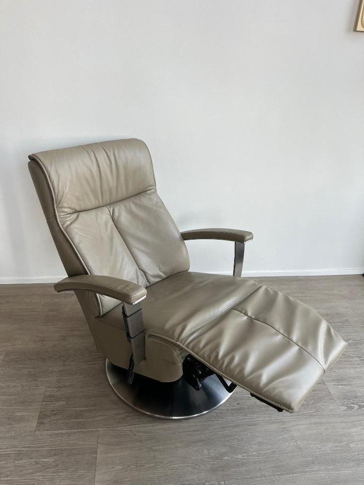 Prominent Relaxfauteuil Elektrische Sta Op Accu Taupe S Luxe, Huis en Inrichting, Fauteuils, Zo goed als nieuw, Leer, Minder dan 50 cm