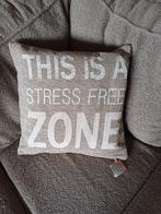 Kussen ,,This is a stress free zone,, 45/45 cm., Ophalen of Verzenden, Nieuw, Beige, Vierkant