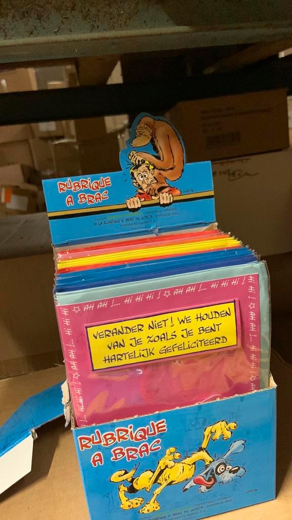 Partij Wenskaarten Hartelijk Gefeliciteerd in display, Diversen, Rommelmarktspullen, Nieuw, Verzenden