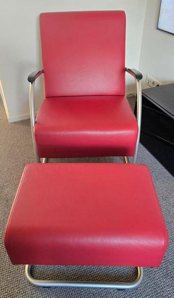 Leren fauteuil met hocker - Zo goed als nieuw! beschikbaar voor biedingen