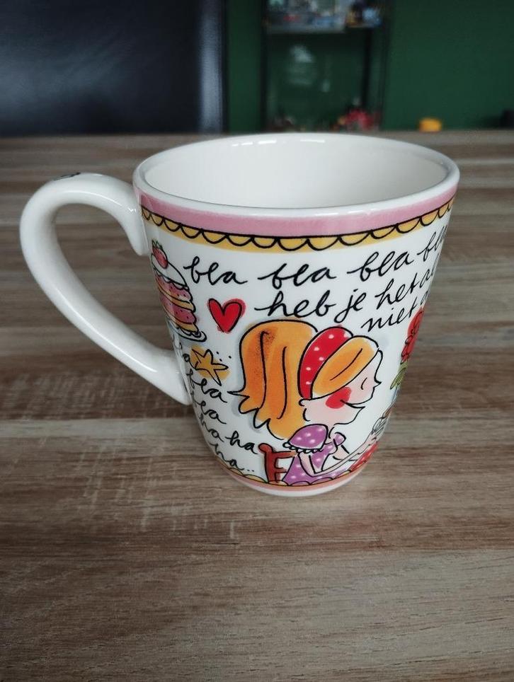 Mok Blond Amsterdam Even Bijkletsen bla bla bla gele rand, Huis en Inrichting, Keuken | Servies, Gebruikt, Kop(pen) en/of Schotel(s)