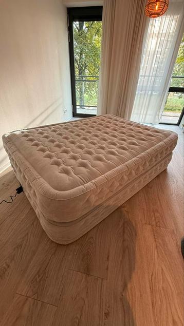 Luchtbed met ingebouwde elektrische pomp - 203x152x51 cm beschikbaar voor biedingen