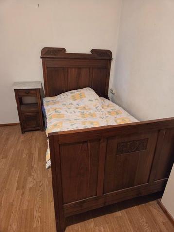 Antiek Houten Bed met Nachtkastje beschikbaar voor biedingen