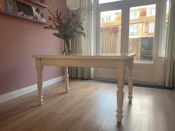Houten eettafel in wit