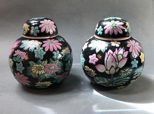 Twee idenyieke hemberpotjes, zwart met kleurige bloemen, Antiek en Kunst, Antiek | Keramiek en Aardewerk, Ophalen of Verzenden