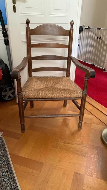 Antieke rieten stoel beschikbaar voor biedingen