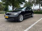 BMW 1-Serie 1.6 I 116 3DR 2008 Zwart WEINIG KILOMETERS, Auto's, BMW, 65 €/maand, 4 cilinders, 4 stoelen, Zwart