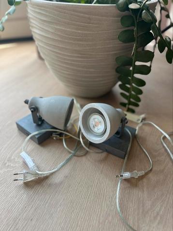 2x Lichtgrijze beton spot - Rietveld beschikbaar voor biedingen