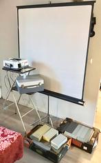 DIAPROJECTOR MET PROJECTIE TAFEL, SCHERM EN OPBERGDOZEN, Ophalen, Gebruikt, Met scherm