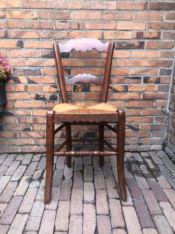 Houten stoel met rieten zitting beschikbaar voor biedingen
