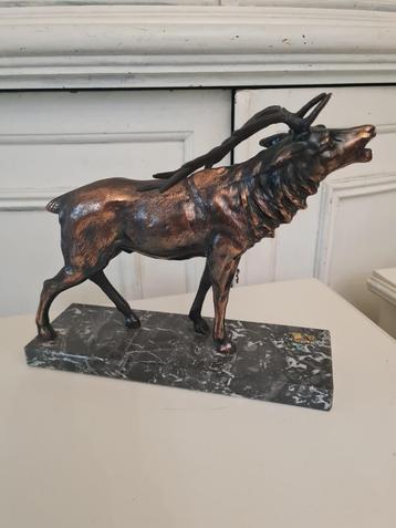 Oud verbronsd herten beeld op marmeren voet beschikbaar voor biedingen
