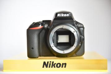 Nikon D5500 body met accesoires | 11808 Clicks | Zgan