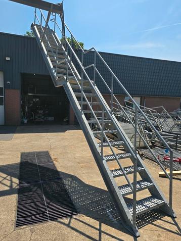Stalen trap met tussen bordes gegalv. Hoog 4,8 mtr. Nob078 beschikbaar voor biedingen