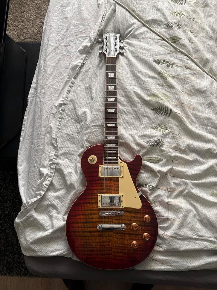 Eko sunburst elektrische gitaar+ fender champion 100, Muziek en Instrumenten, Snaarinstrumenten | Gitaren | Elektrisch, Zo goed als nieuw