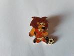 KNVB speeldjr, pin, leeuw, 1993, Verzamelen, Speldjes, Pins en Buttons, Ophalen of Verzenden, Zo goed als nieuw, Sport, Speldje of Pin