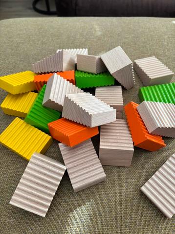 Blokken, orginele bouwblokken met ribbels beschikbaar voor biedingen