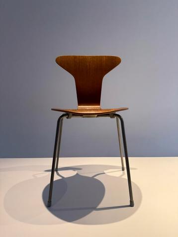 Set van 4 vintage Arne Jacobsen 3105 “Mug” stoelen beschikbaar voor biedingen