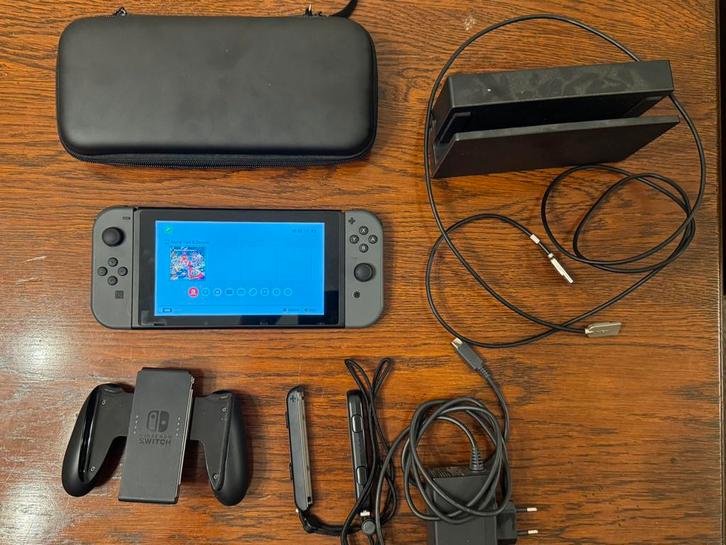 Nintendo switch met 5 spellen, Spelcomputers en Games, Spelcomputers | Nintendo Switch, Zo goed als nieuw, Switch Original, Met 2 controllers