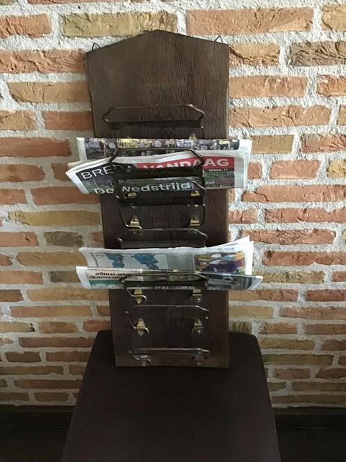 Vintage houten krantenhouder met koper voor aan de muur, Huis en Inrichting, Woonaccessoires | Wanddecoraties, Ophalen of Verzenden