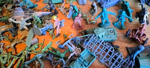 Grote partij soldaatjes voertuigen tanks enz. - 197  items, Verzamelen, Poppetjes en Figuurtjes, Gebruikt, Verzenden