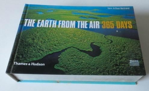 The Earth from The Air 365 Days (2002), Boeken, Natuur, Zo goed als nieuw, Natuur algemeen, Ophalen of Verzenden