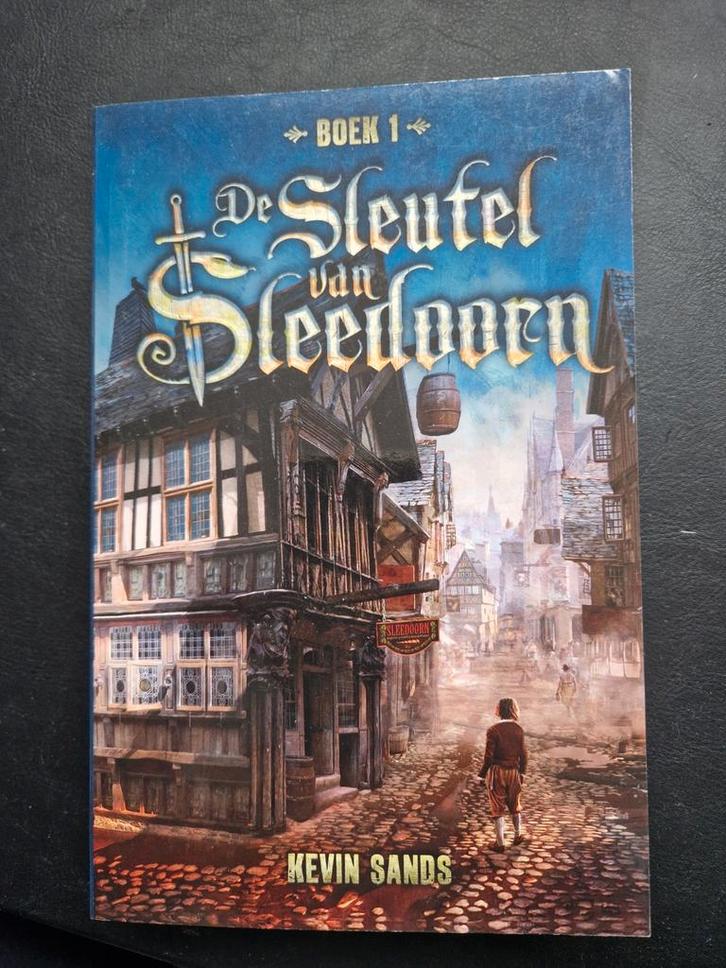 De Sleutel van Sleedoorn - Kevin Sands, Boeken, Fantasy, Zo goed als nieuw, Ophalen of Verzenden