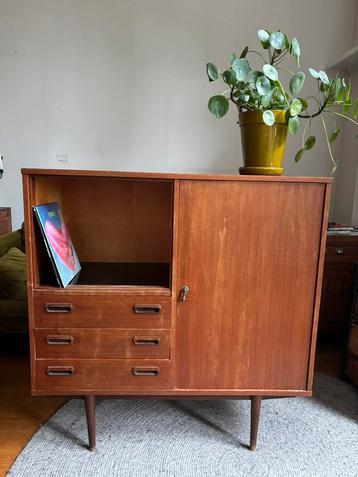 Vintage wandkast van teakhout beschikbaar voor biedingen