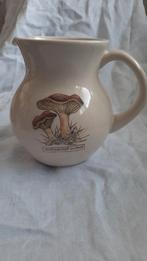 17 cm hoge beige schenkkan
opdruk autumnal coleur paddestoel, Antiek en Kunst, Antiek | Keramiek en Aardewerk, Ophalen of Verzenden