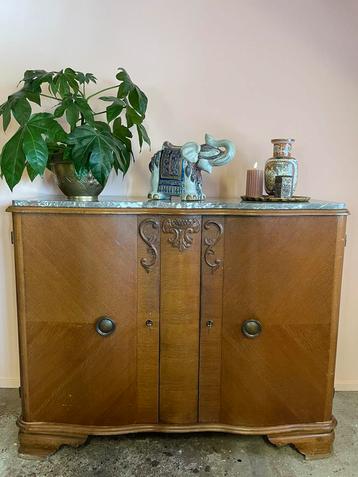 Vintage houten commode met lades en een marmeren blad beschikbaar voor biedingen