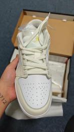 Air Jordan 1 Laag Wit-Goud, Ophalen of Verzenden, Nieuw, Wit, Sneakers of Gympen