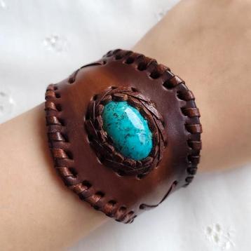 Vintage brede leren armband met een blauwe steen beschikbaar voor biedingen