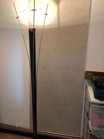 Design vloerlamp circa 2 meter hoog beschikbaar voor biedingen
