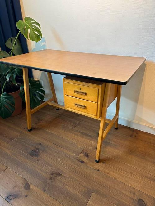 Vintage Houten Bureau Met Formica Tafelblad En Lades, Huis en Inrichting, Bureaus, Gebruikt, Ophalen of Verzenden